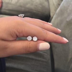 Diamond 1 carat TW 14 carat white gold stud earrings cluster floral natural